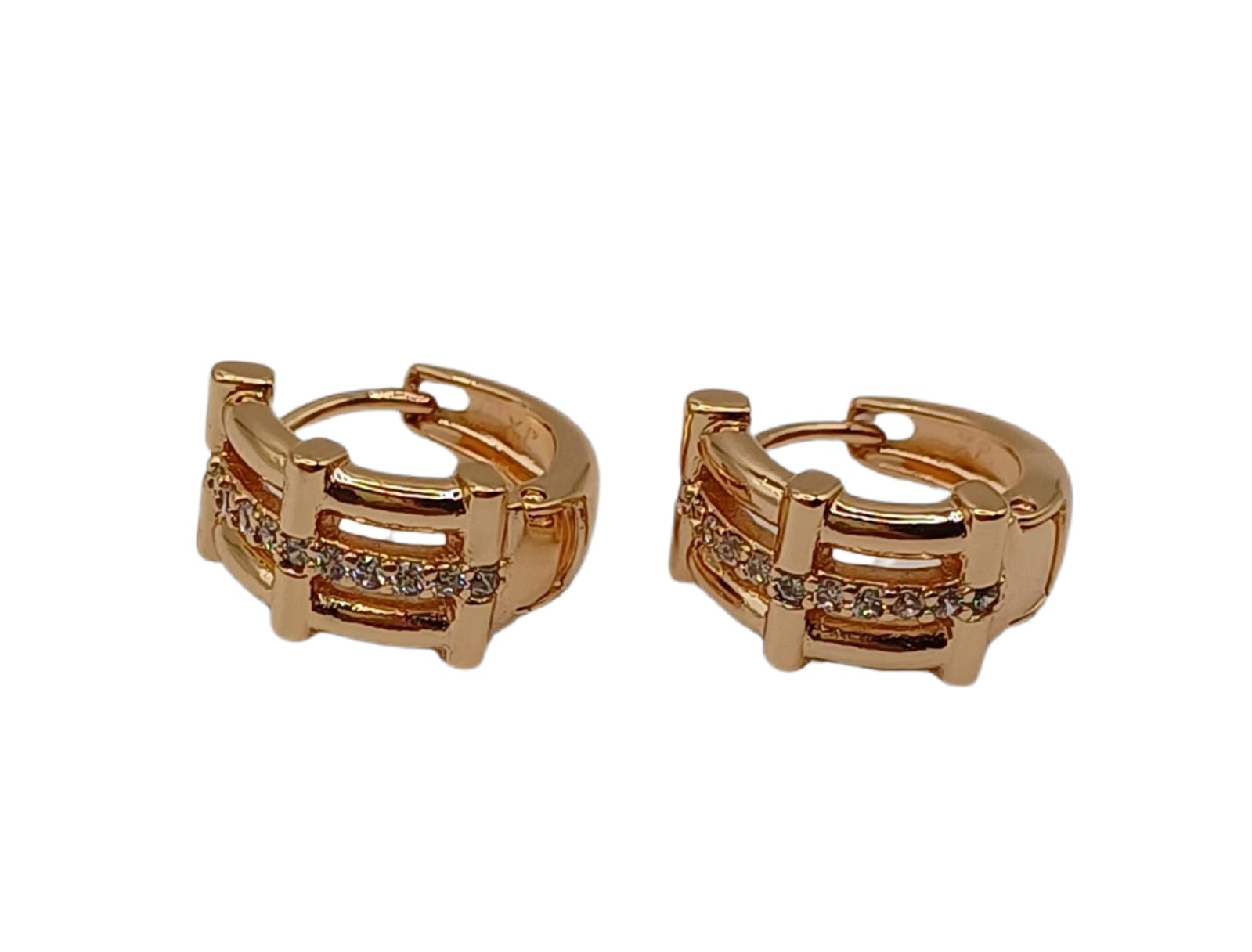 Aretes Huggies Cruz con Circonios - Xuping – Baño en Oro 18K - 0541